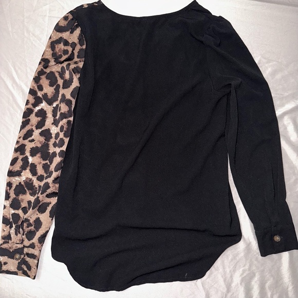 Small long sleeve split leopard print and black blouse - Picture 5 of 5